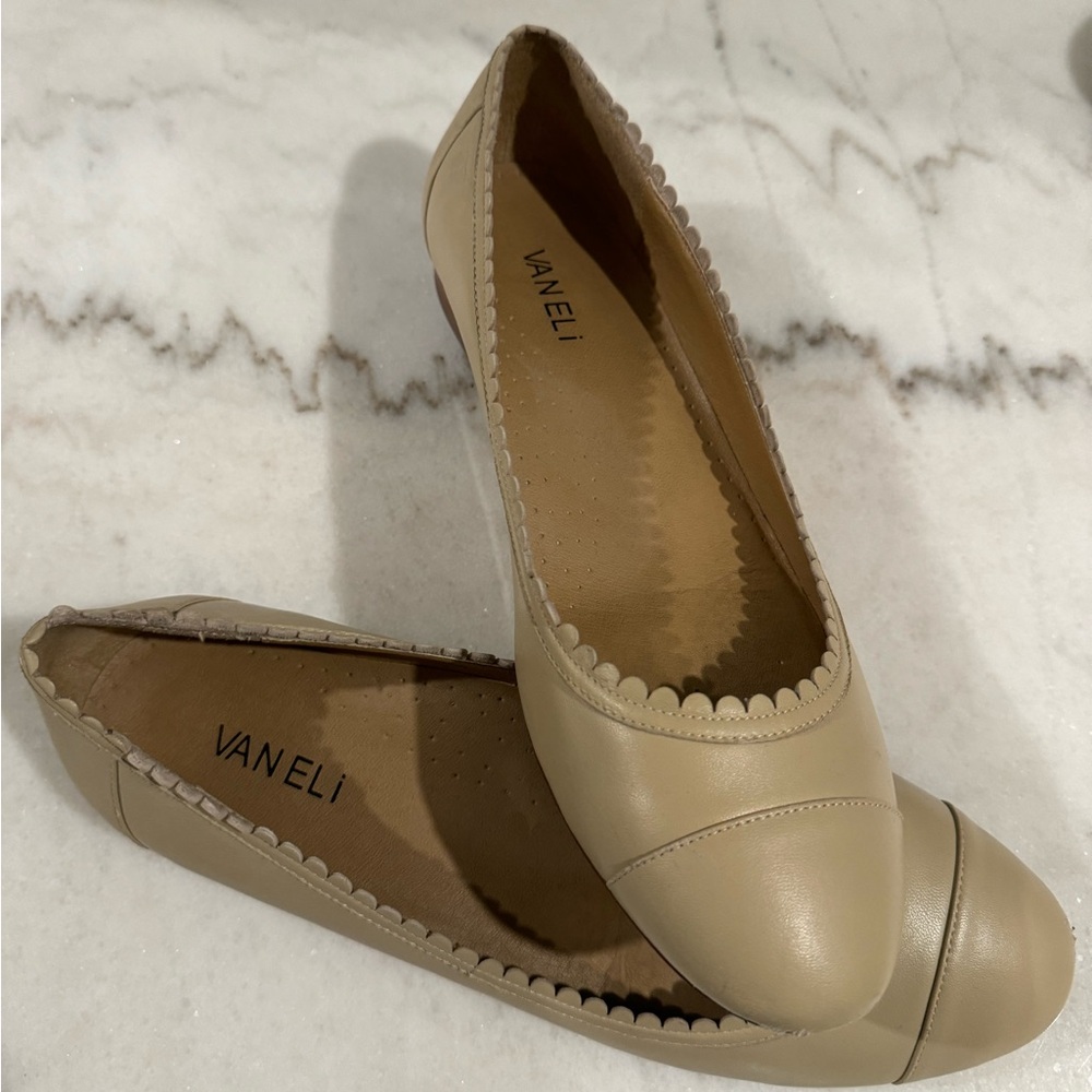 Vaneli tan flats 9N